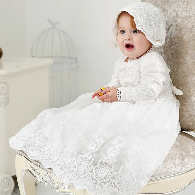 Vestidos de bautizo para bebé con tejidos suaves y transpirables: Confort para la ceremonia